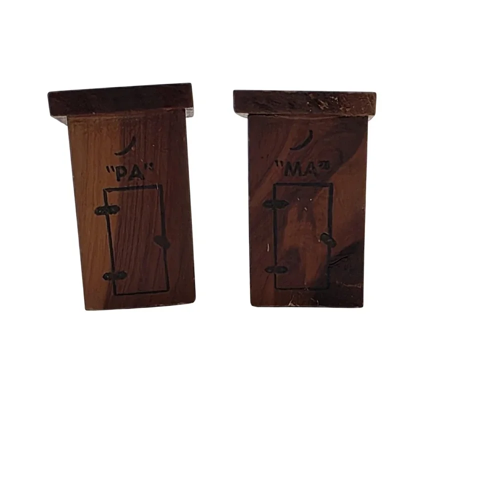 Wood Outhouse Salt & Pepper Shakers Set MA PA Illinois Souvenir Rustic Novelty‎